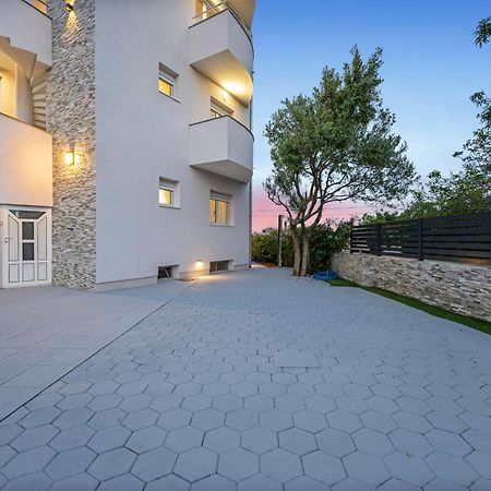 Aquarius Apartments - Beachside With Heated Pool Водице Экстерьер фото