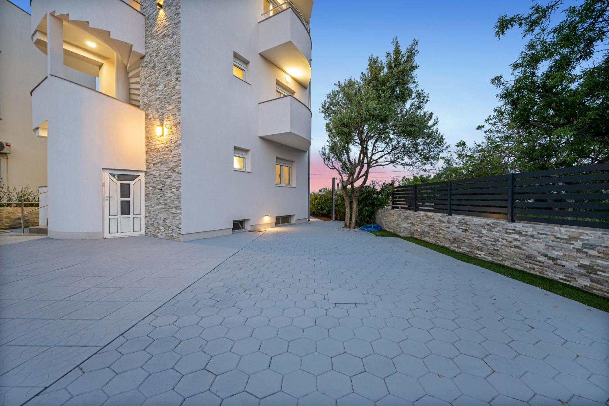 Aquarius Apartments - Beachside With Heated Pool Водице Экстерьер фото