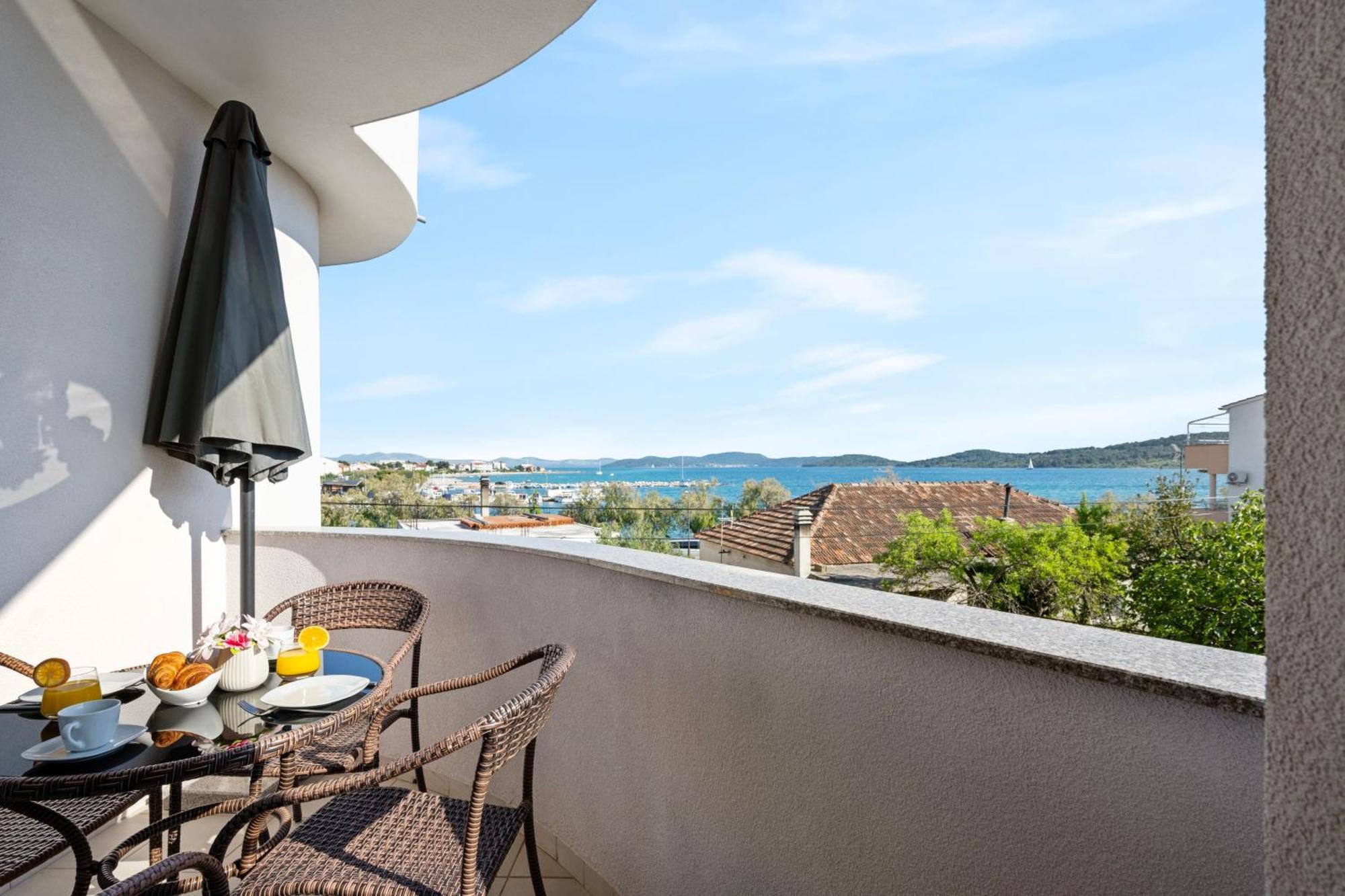 Aquarius Apartments - Beachside With Heated Pool Водице Экстерьер фото