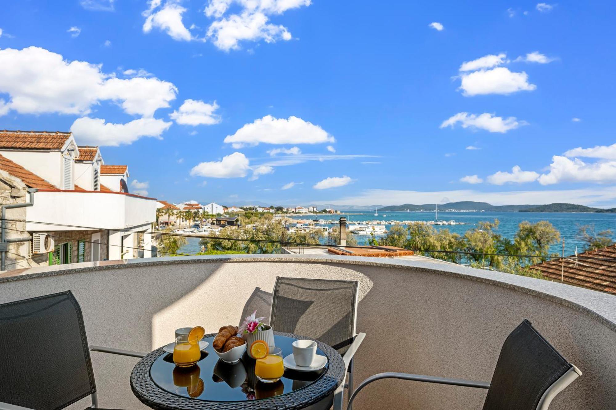 Aquarius Apartments - Beachside With Heated Pool Водице Экстерьер фото