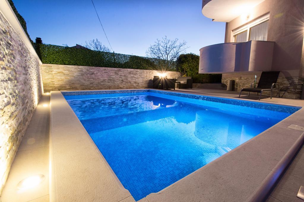 Aquarius Apartments - Beachside With Heated Pool Водице Экстерьер фото